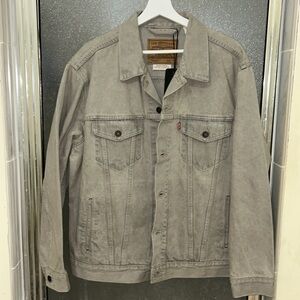 💜Firm Price💜 Levi’s premium relaxed fit trucker jacket